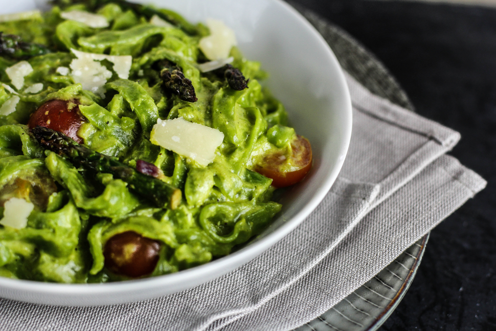 Bärlauch-Tagliatelle mit Spargel-Pesto